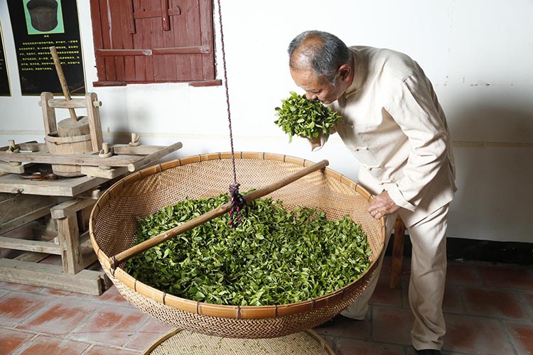 The Tossing And Cooling Skills Of Processing Tie Guan Yin