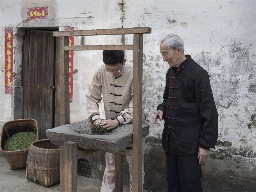 The Old Teacher Is Instructing The Students To Make Keemun Tea