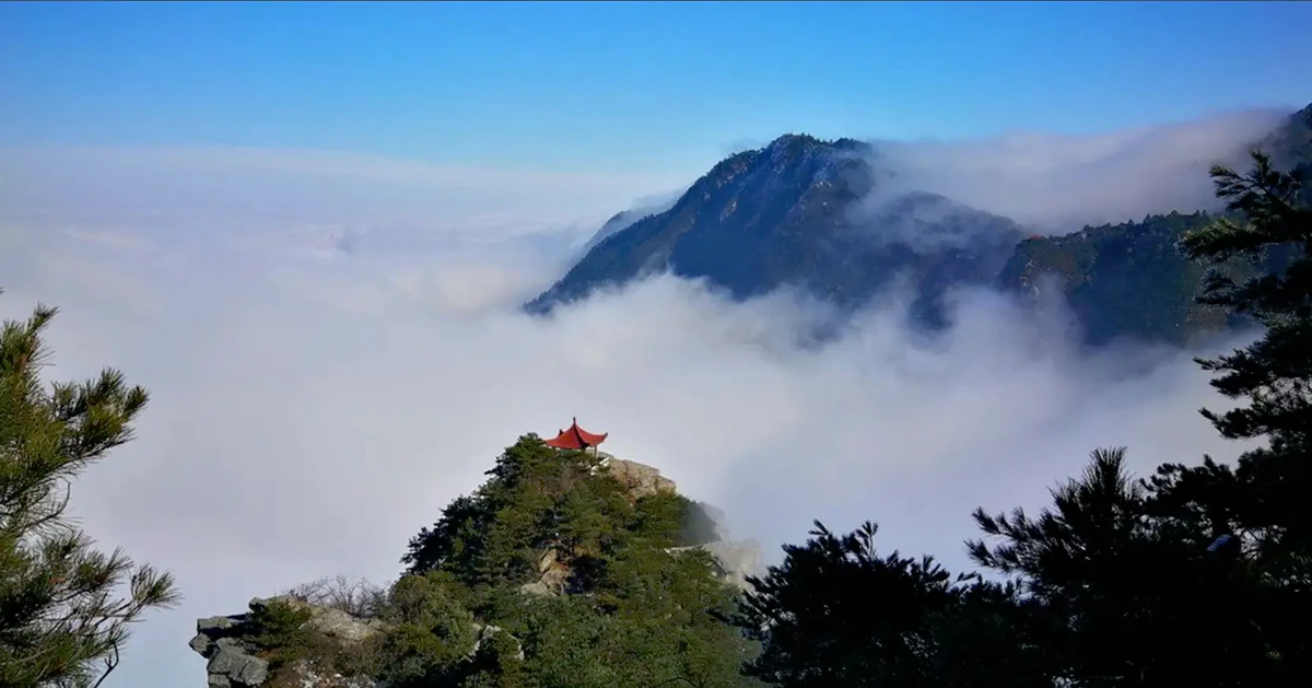 Lushan Mountain Shrouded In Clouds